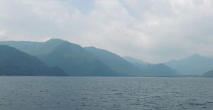 中禅寺湖から望む山々